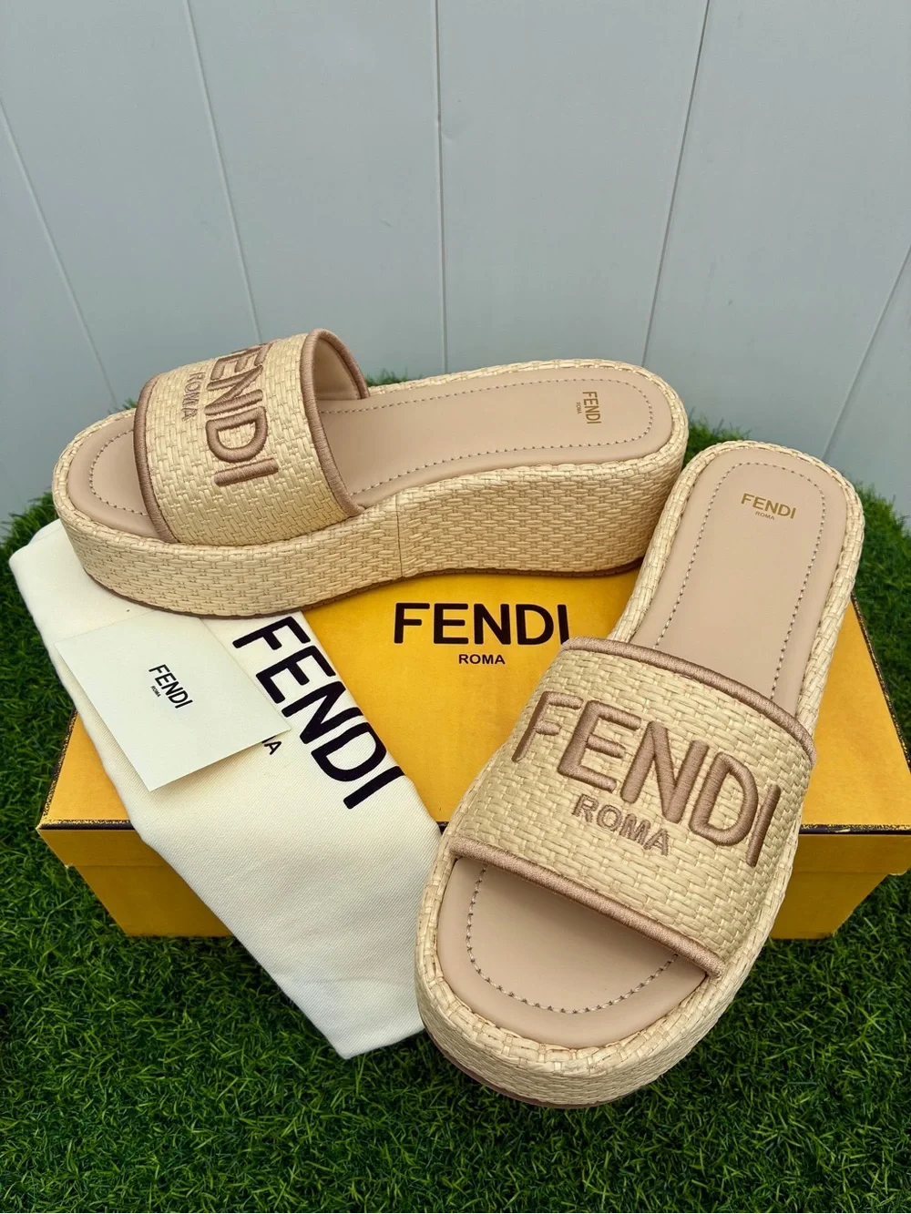 FENDI SUNSHINE NATURAL RAFFIA PLATFORM SLIDE SANDALS EMBROIDERED LOGO SZ 40 NEW